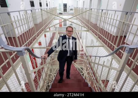 20 octobre 2023, Saxe, Chemnitz : Jürgen Renz, président de l'Association d'apprentissage et de mémorial de la prison de Kaßberg, se tient dans l'ancienne prison de la Stasi sur le Kaßberg. L'ancienne prison a joué un rôle important en RDA en tant que plaque tournante pour la libération des prisonniers politiques vers la République fédérale et a donc été considérée par beaucoup comme la «porte d'entrée de la liberté». Ceci est commémoré par le nouveau mémorial, qui a maintenant été inauguré dans une ancienne aile de prison du bâtiment. D'autres chapitres de l'histoire du complexe et de la vie de ceux qui y étaient autrefois emprisonnés sont également abordés. Le résultat i Banque D'Images