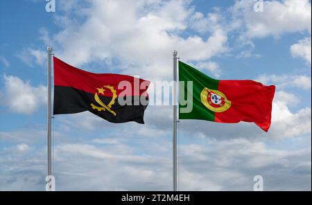 Drapeaux du Portugal et de l'Angola agitant ensemble dans le vent sur un ciel nuageux bleu, concept de relation entre deux pays Banque D'Images