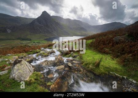 Chute d'eau, rivière Afon Lloer, lac Llyn Ogwen, Mont Tryfan, Parc National de Snowdonia, pays de Galles, Royaume-Uni Banque D'Images