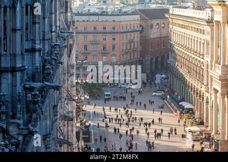 Vue panoramique sur la Piazza del Duomo, vue depuis les étages supérieurs du Duomo, avec vue partielle sur la Galerie Vittorio Emanuele Banque D'Images