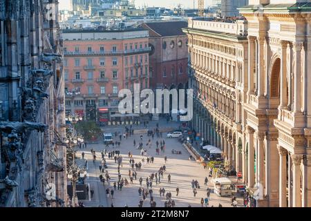 Vue panoramique sur la Piazza del Duomo, vue depuis les étages supérieurs du Duomo, avec vue partielle sur la Galerie Vittorio Emanuele Banque D'Images