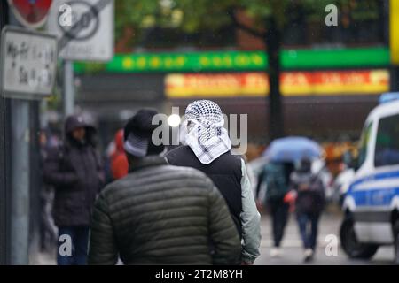 Hambourg, Allemagne. 20 octobre 2023. Un homme avec une écharpe palestinienne autour de la tête quitte une mosquée après la prière du vendredi. Après l'attaque terroriste du Hamas contre Israël le 7 octobre 2023, il y a eu de nombreuses réactions dans toute l'Allemagne. Crédit : Marcus Brandt/dpa/Alamy Live News Banque D'Images