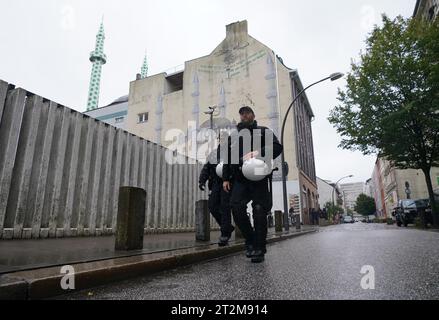 Hambourg, Allemagne. 20 octobre 2023. Les policiers passent devant la mosquée Centrum de la communauté islamique Hamburg e.V. après les prières du vendredi. Après l'attaque terroriste du Hamas contre Israël le 7 octobre 2023, il y a eu de nombreuses réactions dans toute l'Allemagne. Crédit : Marcus Brandt/dpa/Alamy Live News Banque D'Images