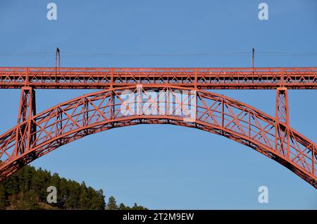 L'audacieux viaduc de Garabit, conçu par Gustave Eiffel, traverse à 122 m la rivière Truyère en Auvergne, au centre de la France. Banque D'Images