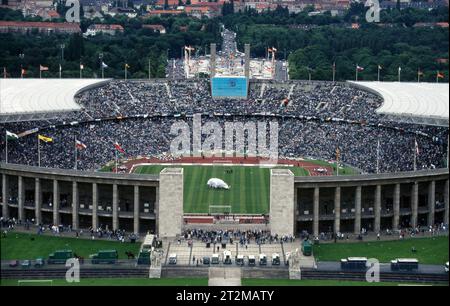 Dortmund, Deutschland. 20 octobre 2023. Firo : juin 24, 1995 football : football : photos d'archives, photos d'archives, photos d'archives, archives finale de la coupe DFB, saison 1994/1995, 94/95 Borussia Monchengladbach, Gladbach - Stade olympique VfL Wolfsburg 3:0, point culminant, vue du stade, de dessus, vue aérienne crédit : dpa/Alamy Live News Banque D'Images