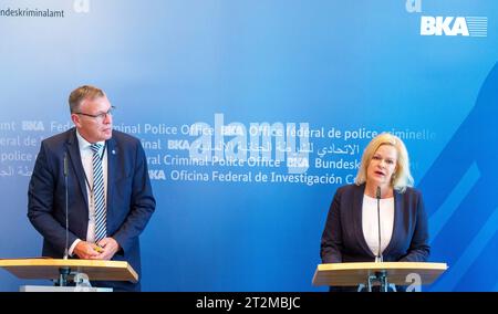 Wiesbaden, Allemagne. 20 octobre 2023. Nancy Faeser (SPD, r), ministre fédérale de l'intérieur, et Jürgen Peter, vice-président de l'Office fédéral de la police criminelle, s'expriment à l'Office fédéral de la police criminelle sur la situation sécuritaire actuelle. Le ministre fédéral de l'intérieur, M. Faeser, et le vice-président de la BKA, M. Peter, ont parlé de la situation actuelle en matière de sécurité et des mesures prises par les autorités de sécurité en Allemagne à la suite des attaques terroristes du Hamas contre Israël. Crédit : Andreas Arnold/dpa/Alamy Live News Banque D'Images