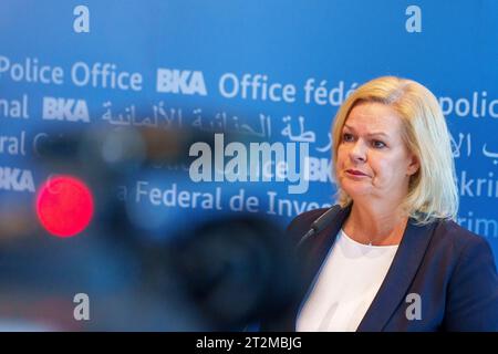 Wiesbaden, Allemagne. 20 octobre 2023. Nancy Faeser (SPD), ministre fédérale de l'intérieur, intervient à l'Office fédéral de la police criminelle sur la situation sécuritaire actuelle. Le ministre fédéral de l'intérieur, M. Faeser, et le vice-président de la BKA, M. Peter, ont commenté la situation actuelle en matière de sécurité et les mesures prises par les autorités de sécurité en Allemagne à la suite des attaques terroristes du Hamas contre Israël. Crédit : Andreas Arnold/dpa/Alamy Live News Banque D'Images