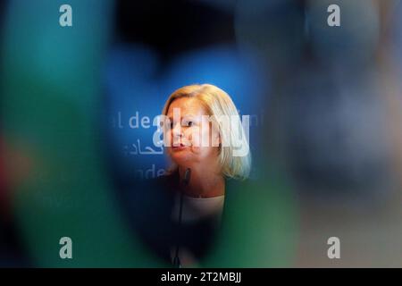 Wiesbaden, Allemagne. 20 octobre 2023. Nancy Faeser (SPD), ministre fédérale de l'intérieur, intervient à l'Office fédéral de la police criminelle sur la situation sécuritaire actuelle. Le ministre fédéral de l'intérieur, M. Faeser, et le vice-président de la BKA, M. Peter, ont commenté la situation actuelle en matière de sécurité et les mesures prises par les autorités de sécurité en Allemagne à la suite des attaques terroristes du Hamas contre Israël. Crédit : Andreas Arnold/dpa/Alamy Live News Banque D'Images