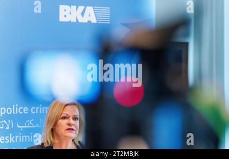 Wiesbaden, Allemagne. 20 octobre 2023. Nancy Faeser (SPD), ministre fédérale de l'intérieur, intervient à l'Office fédéral de la police criminelle sur la situation sécuritaire actuelle. Le ministre fédéral de l'intérieur, M. Faeser, et le vice-président de la BKA, M. Peter, ont commenté la situation actuelle en matière de sécurité et les mesures prises par les autorités de sécurité en Allemagne à la suite des attaques terroristes du Hamas contre Israël. Crédit : Andreas Arnold/dpa/Alamy Live News Banque D'Images