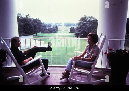 Président Jimmy carter et son épouse, Rosalyn, parlent sur le balcon Truman de la Maison Blanche. Photo de Dennis Brack photo de Dennis Brack BB 89B. Banque D'Images