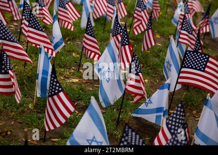 Boston, États-Unis. 20 octobre 2023. Drapeaux américains et israéliens exposés au Statler Park à Boston, Massachusetts le vendredi 20 octobre 2023. En outre, un grand panneau avec un drapeau combiné de l'Amérique et d'Israël qui dit "Je suis debout avec Israël" est exposé. Le président AMÉRICAIN Joe Biden a récemment annoncé son intention de demander au Congrès une aide financière et militaire supplémentaire à Israël après les attaques du 7 octobre du Hamas. (Photo de Jason Bergman/Sipa USA) crédit : SIPA USA/Alamy Live News Banque D'Images