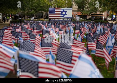 Boston, États-Unis. 20 octobre 2023. Drapeaux américains et israéliens exposés au Statler Park à Boston, Massachusetts le vendredi 20 octobre 2023. En outre, un grand panneau avec un drapeau combiné de l'Amérique et d'Israël qui dit "Je suis debout avec Israël" est exposé. Le président AMÉRICAIN Joe Biden a récemment annoncé son intention de demander au Congrès une aide financière et militaire supplémentaire à Israël après les attaques du 7 octobre du Hamas. (Photo de Jason Bergman/Sipa USA) crédit : SIPA USA/Alamy Live News Banque D'Images