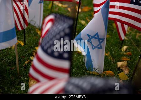 Boston, États-Unis. 20 octobre 2023. Drapeaux américains et israéliens exposés au Statler Park à Boston, Massachusetts le vendredi 20 octobre 2023. En outre, un grand panneau avec un drapeau combiné de l'Amérique et d'Israël qui dit "Je suis debout avec Israël" est exposé. Le président AMÉRICAIN Joe Biden a récemment annoncé son intention de demander au Congrès une aide financière et militaire supplémentaire à Israël après les attaques du 7 octobre du Hamas. (Photo de Jason Bergman/Sipa USA) crédit : SIPA USA/Alamy Live News Banque D'Images