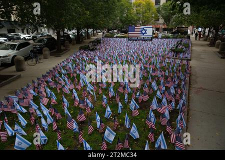 Boston, États-Unis. 20 octobre 2023. Drapeaux américains et israéliens exposés au Statler Park à Boston, Massachusetts le vendredi 20 octobre 2023. En outre, un grand panneau avec un drapeau combiné de l'Amérique et d'Israël qui dit "Je suis debout avec Israël" est exposé. Le président AMÉRICAIN Joe Biden a récemment annoncé son intention de demander au Congrès une aide financière et militaire supplémentaire à Israël après les attaques du 7 octobre du Hamas. (Photo de Jason Bergman/Sipa USA) crédit : SIPA USA/Alamy Live News Banque D'Images