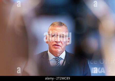 Wiesbaden, Allemagne. 20 octobre 2023. Jürgen Peter, vice-président du Bureau fédéral de la police criminelle, parle de la situation actuelle en matière de sécurité au Bureau fédéral de la police criminelle. Le ministre fédéral de l'intérieur, M. Faeser, et le vice-président de la BKA, M. Peter, ont commenté la situation actuelle en matière de sécurité et les mesures prises par les autorités de sécurité en Allemagne à la suite des attaques terroristes du Hamas contre Israël. Crédit : Andreas Arnold/dpa/Alamy Live News Banque D'Images