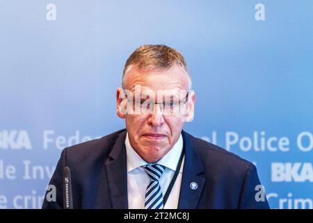 Wiesbaden, Allemagne. 20 octobre 2023. Jürgen Peter, vice-président du Bureau fédéral de la police criminelle, parle de la situation actuelle en matière de sécurité au Bureau fédéral de la police criminelle. Le ministre fédéral de l'intérieur, M. Faeser, et le vice-président de la BKA, M. Peter, ont commenté la situation actuelle en matière de sécurité et les mesures prises par les autorités de sécurité en Allemagne à la suite des attaques terroristes du Hamas contre Israël. Crédit : Andreas Arnold/dpa/Alamy Live News Banque D'Images