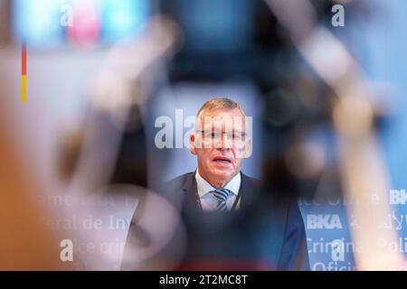 Wiesbaden, Allemagne. 20 octobre 2023. Jürgen Peter, vice-président du Bureau fédéral de la police criminelle, parle de la situation actuelle en matière de sécurité au Bureau fédéral de la police criminelle. Le ministre fédéral de l'intérieur, M. Faeser, et le vice-président de la BKA, M. Peter, ont commenté la situation actuelle en matière de sécurité et les mesures prises par les autorités de sécurité en Allemagne à la suite des attaques terroristes du Hamas contre Israël. Crédit : Andreas Arnold/dpa/Alamy Live News Banque D'Images