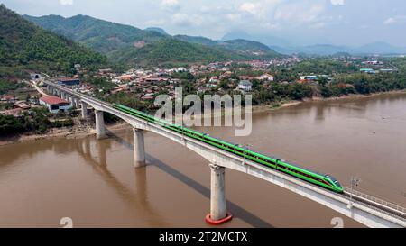 Pékin, Chine. 28 mai 2023. Un train à grande vitesse circule sur le pont super majeur du chemin de fer Chine-Laos Luang Prabang traversant le Mékong au Laos, le 28 mai 2023. Crédit : Chen Chang/Xinhua/Alamy Live News Banque D'Images