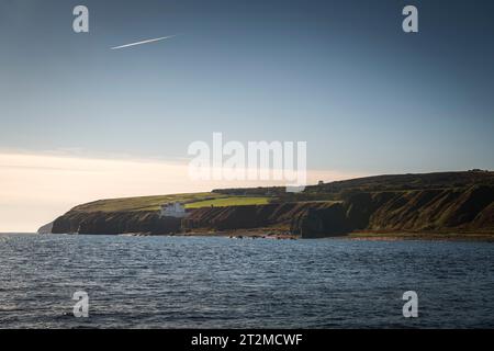 Une image HDR ensoleillée et automnale du château isolé de Dunbeath au bord de la falaise surplombant Dunbeath Bay, Caithness, Écosse. 17 octobre 2023 Banque D'Images