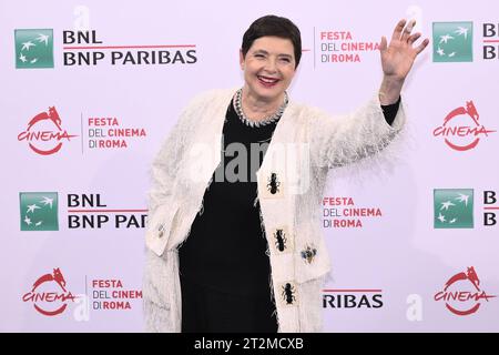 Actualités - Festival du film de Rome 18e édition - JOUR 3 Isabella Rossellini pendant le Photocall à la 18e édition du Festival du film de Rome, 20 octobre 2023, Auditorium Parco della Musica, Rome, Italie. Auditorium de Rome Parco della Musica Italie Copyright : xDomenicoxCippitellix/xLiveMediax LPN 1093624 Banque D'Images