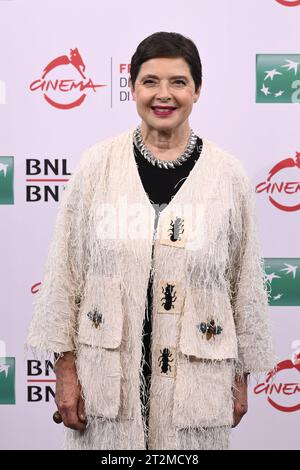 Actualités - Festival du film de Rome 18e édition - JOUR 3 Isabella Rossellini pendant le Photocall à la 18e édition du Festival du film de Rome, 20 octobre 2023, Auditorium Parco della Musica, Rome, Italie. Auditorium de Rome Parco della Musica Italie Copyright : xDomenicoxCippitellix/xLiveMediax LPN 1093628 Banque D'Images