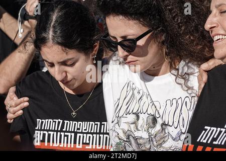 Tel Aviv, Israël. 20 octobre 2023. Les familles israéliennes des otages organisent un Kabbalat Shabbat, accueillant la cérémonie du sabbat, à côté d'une table entourée de 203 chaises vides attendant le retour des otages et disparus, près du Musée d'Art de tel Aviv Israël est engagé dans une guerre avec le Hamas de la bande de Gaza à la suite de tirs massifs de roquettes depuis la bande de Gaza vers Israël, de l'infiltration d'hommes armés en territoire israélien, du massacre de femmes et d'enfants civils dans leurs maisons et de la prise d'otages de civils et de soldats. 300 000 réservistes ont été déployés et l'armée de l'air israélienne l'est Banque D'Images