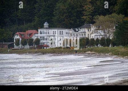 Binz, Allemagne. 20 octobre 2023. Les vagues frappent la plage de la mer Baltique. En raison d'une tempête basse, les premières rues et les zones côtières de la côte de la mer Baltique ont été inondées par les hautes eaux. Ainsi, le matin, de nombreuses rues et places étaient sous l'eau à Wismar ainsi qu'à Kiel et Flensburg. Crédit : Stefan Sauer/dpa/Alamy Live News Banque D'Images