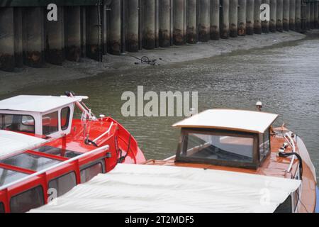 Hambourg, Allemagne. 20 octobre 2023. Un vélo est vu à marée basse sur le fond de l'Elbe aux étapes d'atterrissage dans le port. La navigation est limitée sur l'Elbe et dans la mer du Nord en raison des basses eaux extrêmes et des tempêtes. À Hambourg, le niveau d'eau a chuté d'environ 1,80 mètres en dessous de la moyenne des basses eaux dans l'après-midi. Un porte-parole de l ' autorité portuaire ne s ' attendait pas à des problèmes majeurs, le niveau d ' eau prévu ayant été pris en compte dans la planification préliminaire des escales et des temps d ' accostage. Crédit : Marcus Brandt/dpa/Alamy Live News Banque D'Images