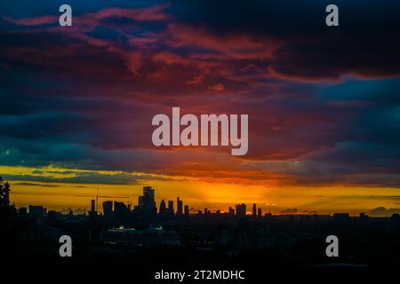 Sun se couche au-dessus du quartier des affaires Docklands de Londres, en Angleterre Banque D'Images