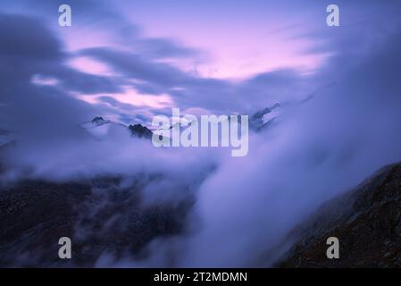 Abenddämmerung über dem Ramolhaus mit Blick auf den wolkenverhangenen Alpenhauptkamm mit Hochwilde, Annakogel, Bankkogel, Karlespitze und den Gurgler Banque D'Images