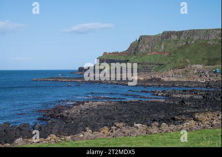 Vue depuis le sentier côtier vers la chaussée des géants. Bushmils, comté d'Antrim, Irlande du Nord Banque D'Images