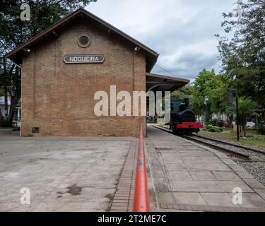 Petropolis, RJ, Brésil. La locomotive, surnommée Baroneza II, stationnée devant la gare Centro Cultural Nogueira, vue de côté Banque D'Images