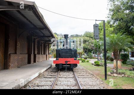 Petropolis, RJ, Brésil. La locomotive, surnommée Baroneza II, stationnée devant la gare Centro Cultural Nogueira, vue de face Banque D'Images