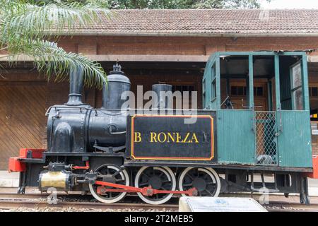 Petropolis, RJ, Brésil. La locomotive, surnommée Baroneza II, stationnée devant la gare Centro Cultural Nogueira, vue de côté Banque D'Images