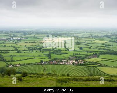 Le village de Cross en contrebas vacillant dans les collines de Mendip avec les niveaux Somerset au-delà, en Angleterre. Banque D'Images