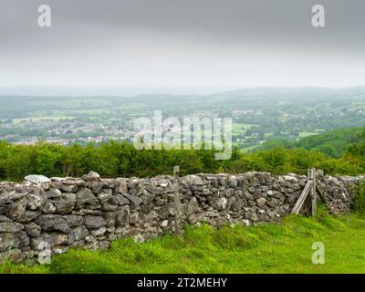 Un mur de pierre sèche typique sur le vacillement vers le bas dans les collines de Mendip surplombant le village de Winscombe, North Somerset, Angleterre. Banque D'Images