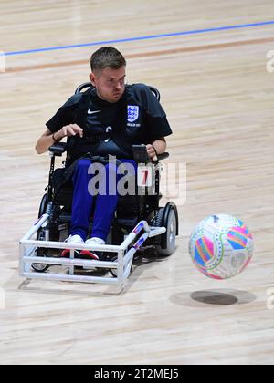 Sydney, Australie. 20 octobre 2023. Christopher Gordon de l'équipe d'Angleterre de football Powerchair vu en action lors du match de la coupe du monde de football de Powerchair FIPFA 2023 entre la France et l'Angleterre à Quaycentre. La France a remporté le tir au penalty 2-1. Crédit : SOPA Images Limited/Alamy Live News Banque D'Images