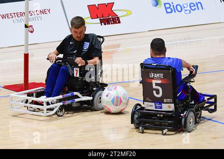 Sydney, Australie. 20 octobre 2023. Christopher Gordon de l'équipe de football d'Angleterre Powerchair et Morgan Lifante de l'équipe de France Powerchair de football vus en action lors du match de coupe du monde de football de la FIPFA Powerchair 2023 entre la France et l'Angleterre à Quaycentre. La France a remporté le tir au penalty 2-1. (Photo Luis Veniegra/SOPA Images/Sipa USA) crédit : SIPA USA/Alamy Live News Banque D'Images