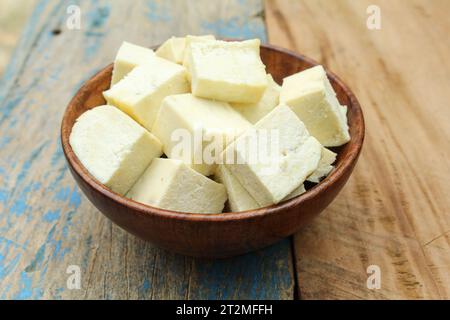 Paneer tranché dans un bol en bois vue rapprochée Banque D'Images