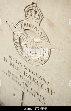 Tombe du sergent pilote D Barclay de la RAF, tué pendant la Seconde Guerre mondiale, à l'église St Patrick, Jurby, île de Man. Banque D'Images