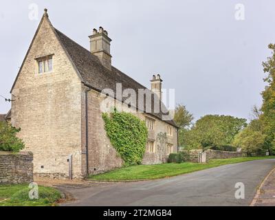 La maison de ferme Manor construite en pierre dans le village anglais de Wadenhoe, Northamptonshire, Angleterre. Banque D'Images