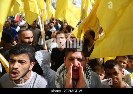 Les gens brandissent des drapeaux russes et palestiniens dans les rues de la ville occupée d'Hébron en Cisjordanie les gens brandissent des drapeaux russes et palestiniens dans les rues de la ville occupée d'Hébron en Cisjordanie pour manifester leur solidarité avec les Palestiniens de la bande de Gaza le 20 octobre 2023, au milieu des combats en cours entre Israël et le mouvement Hamas. Photo de Mamoun Wazwaz apaimages Hébron Cisjordanie territoire palestinien 201023 Hebron MW 001 Copyright : xapaimagesxMamounxWazwazxxapaimagesx crédit : Imago/Alamy Live News Banque D'Images