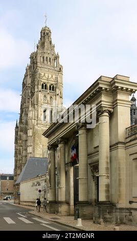 Entrée au Musée des Beaux-Arts de Tours et clochers devant la Cathédrale Saint-Gatien de Tours Indre-et-Loire France Banque D'Images