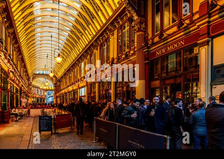 Les travailleurs de la ville de Londres profitent d'un verre après le travail au Leadenhall Market, Londres, Royaume-Uni. Banque D'Images