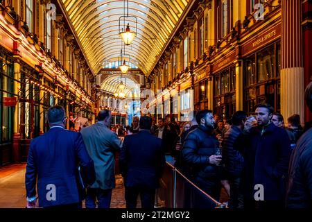 Les travailleurs de la ville de Londres profitent d'un verre après le travail au Leadenhall Market, Londres, Royaume-Uni. Banque D'Images