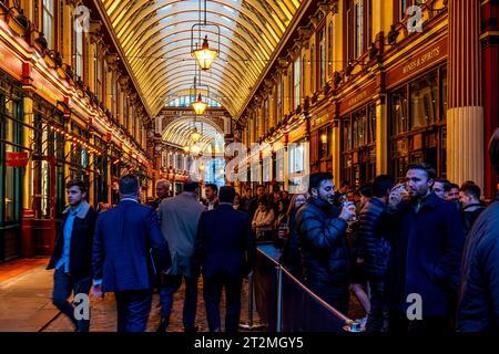 Les travailleurs de la ville de Londres profitent d'un verre après le travail au Leadenhall Market, Londres, Royaume-Uni. Banque D'Images