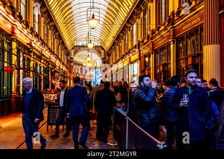 Les travailleurs de la ville de Londres profitent d'un verre après le travail au Leadenhall Market, Londres, Royaume-Uni. Banque D'Images