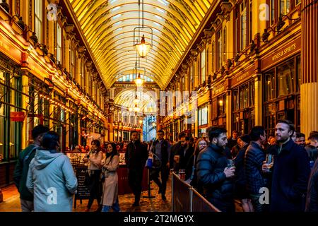 Les travailleurs de la ville de Londres profitent d'un verre après le travail au Leadenhall Market, Londres, Royaume-Uni. Banque D'Images