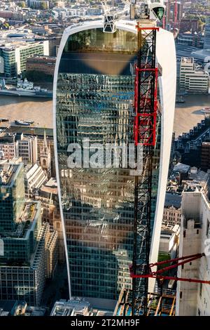 20 Fenchurch Street (également connu sous le nom de Walkie Talkie) vu de la plate-forme d'observation Lookout au No 8 Bishopsgate, City of London, Londres, Royaume-Uni. Banque D'Images