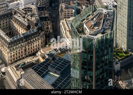 Vue aérienne des bâtiments de la ville de Londres depuis la plate-forme d'observation Lookout au No 8 Bishopsgate, City of London, Londres, Royaume-Uni. Banque D'Images